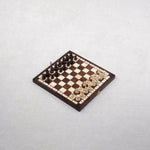 Jeu d’échecs en bois marron format S ouvert avec pièces en place