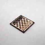 Jeu d’échecs en bois marron format S ouvert avec pièces en place