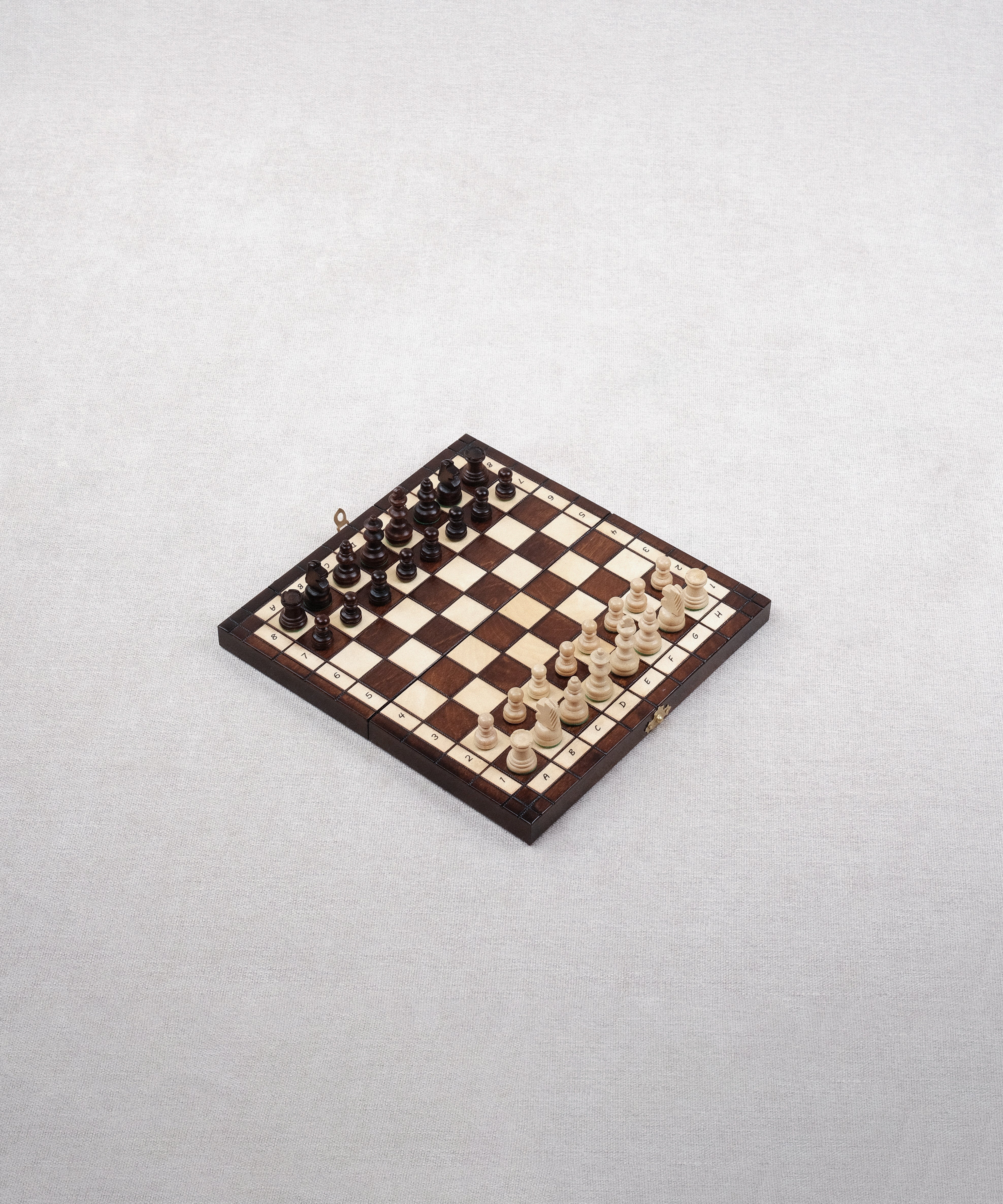 Jeu d’échecs en bois marron format S ouvert avec pièces en place