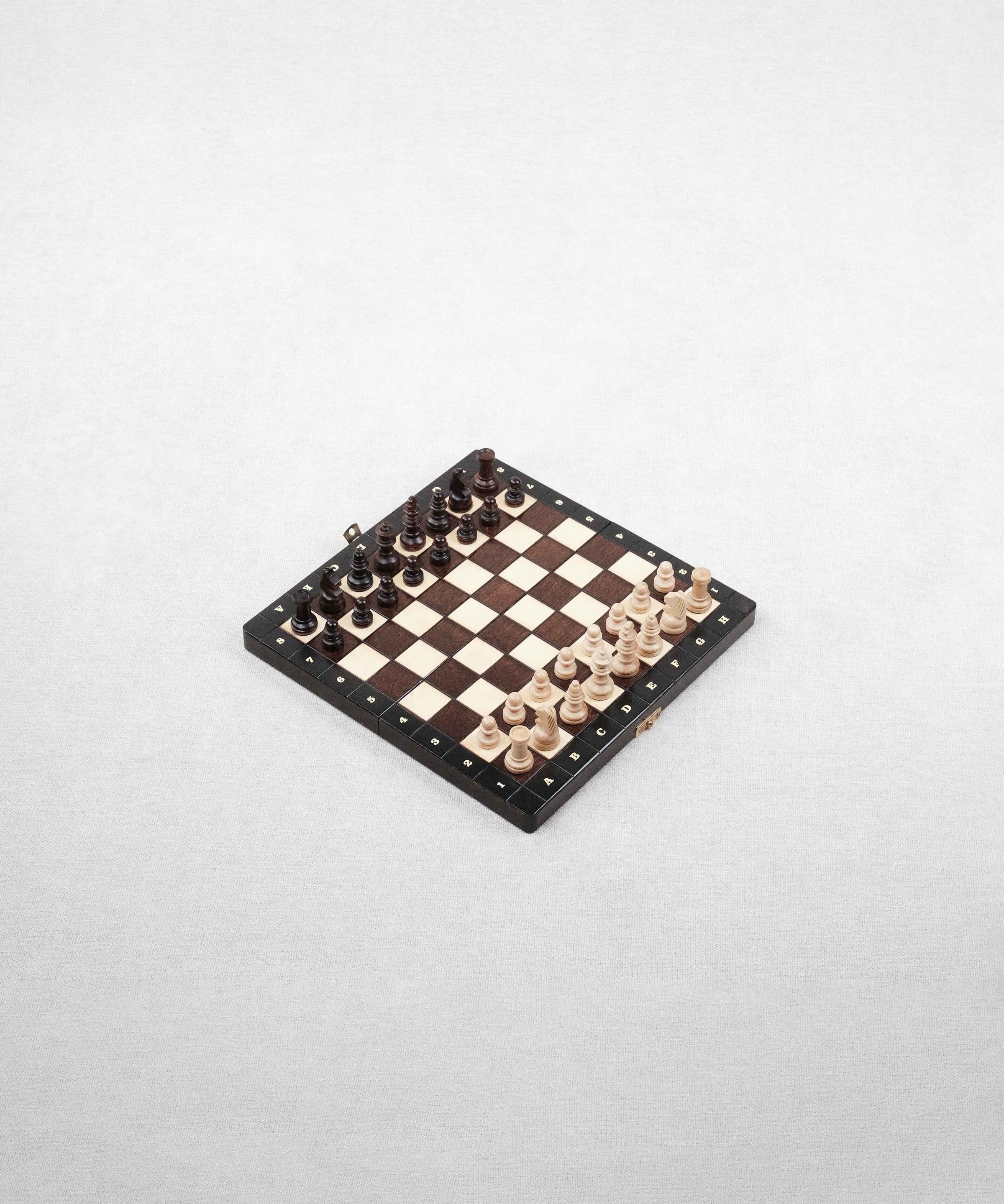 Jeu d’échecs S magnétique marron en bois, plateau ouvert avec pièces