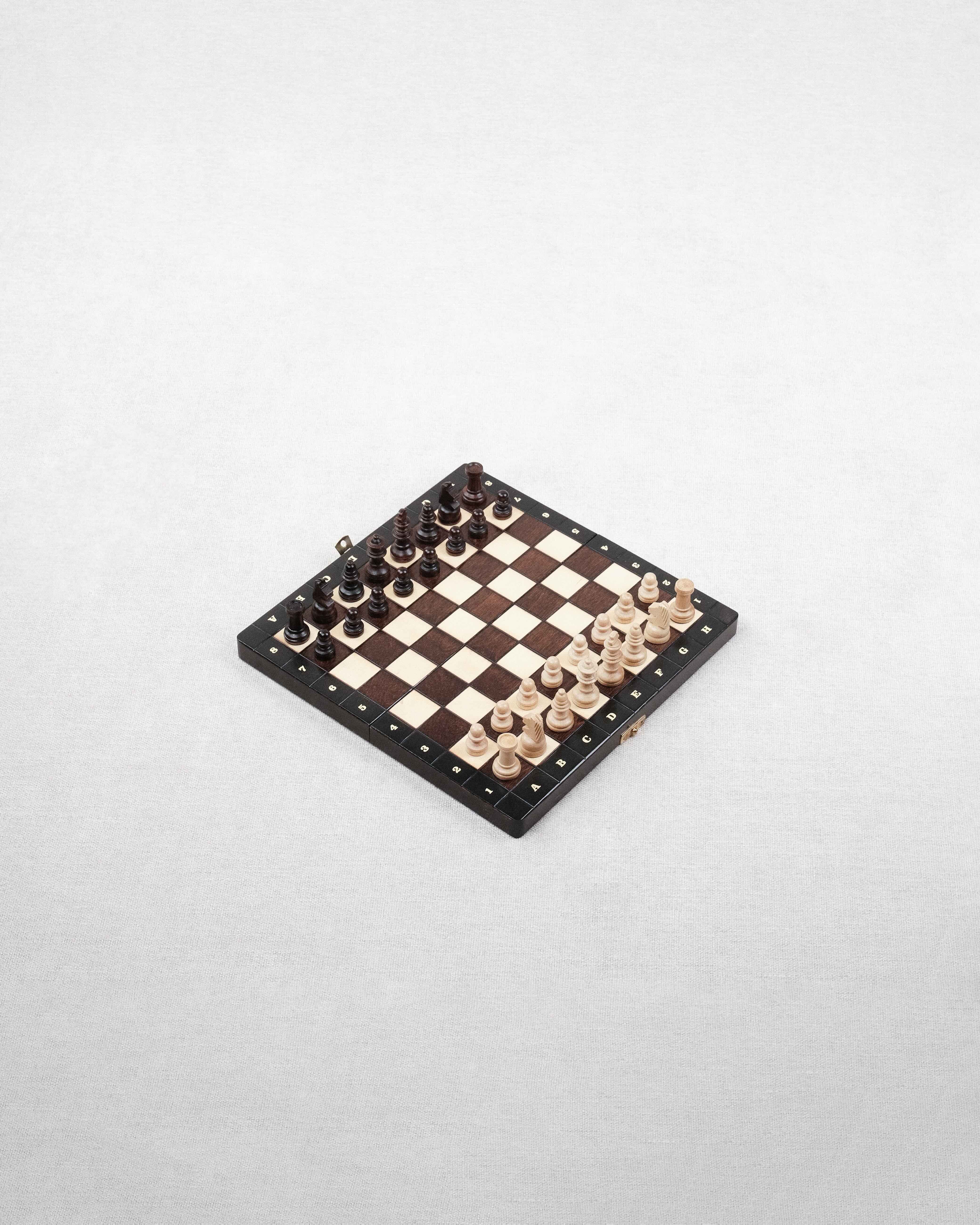 Jeu d’échecs S magnétique marron en bois, plateau ouvert avec pièces