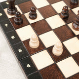 Détails du des numéros du coté du plateau d’échecs magnétique en bois marron et naturel