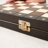 Détails fermeture du jeu d’échecs magnétique en bois marron compact
