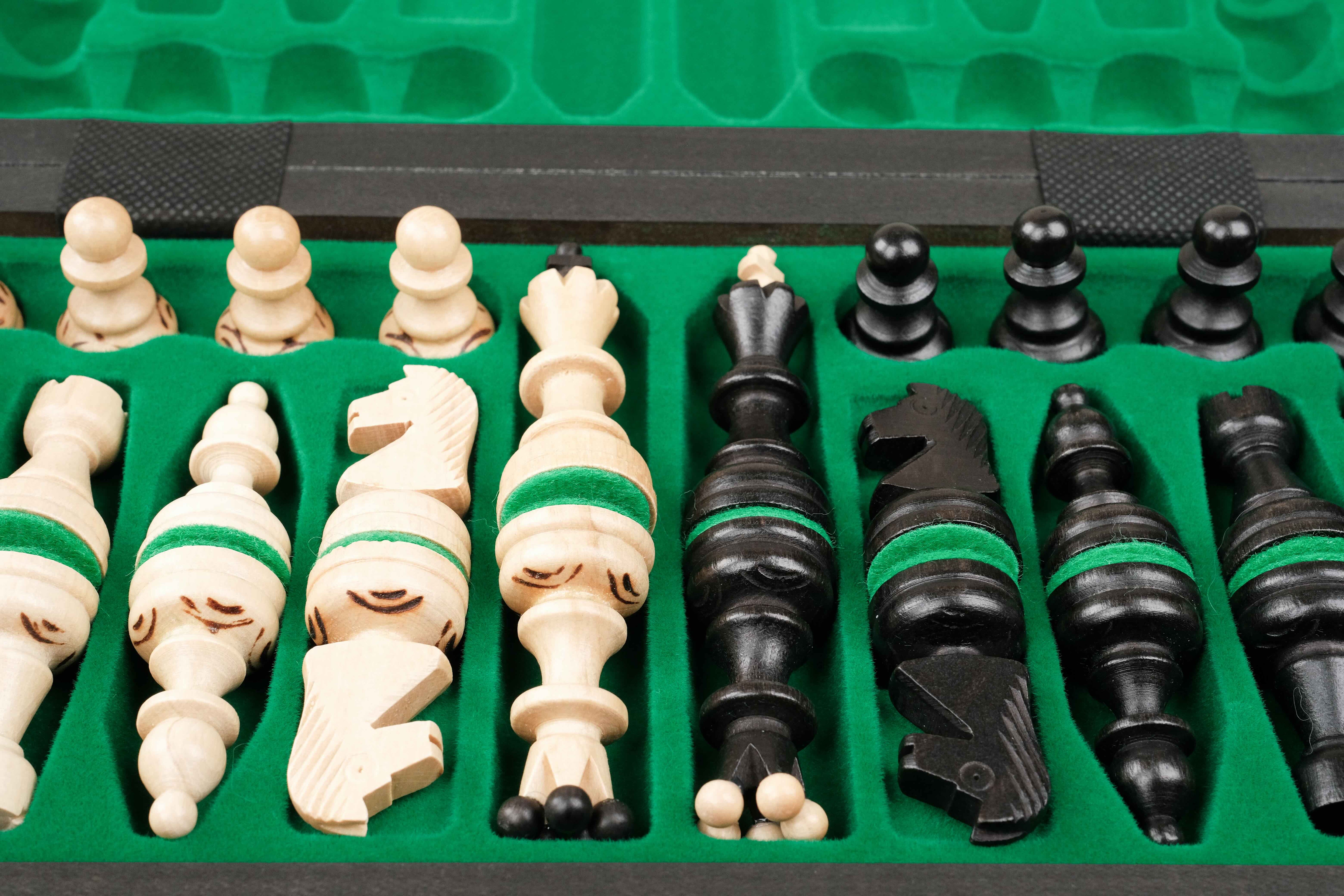 Coffret d’échecs noir en bois avec rangement individuel en feutrine pour chaque pièce