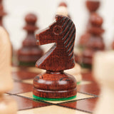 Coffret d’échecs marron clair avec rangement individuel feutré