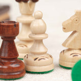 Pièces d’échecs sculptées en bois marron clair et naturel avec feutrine