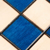 Détails du plateau, gravé et vernis en bleu et en blanc du jeu d'échecs M - moyen bleu