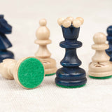 Pièces d’échecs en bois bleu et naturel sculptées avec feutrine
