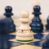 Zoom sur Pièces d’échecs en bois bleu et naturel sur plateau d'échecs bleu M moyen