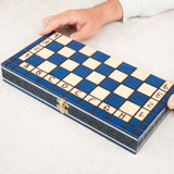 Main tenant coffret  du jeu d’échecs en bois bleu