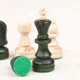 Pièces d’échecs vertes et naturelles avec feutrine de protection