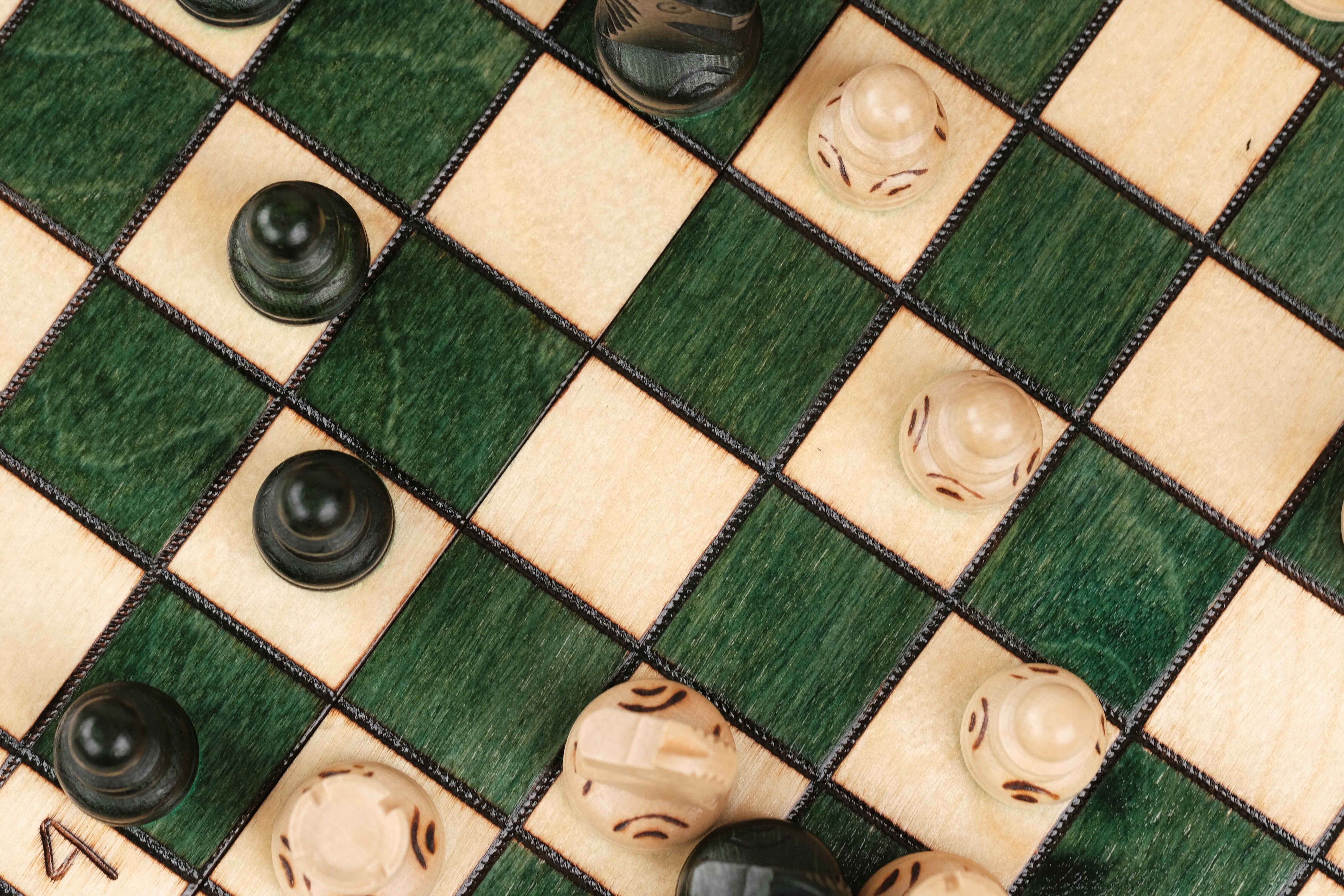 Vue du dessus Jeu d’échecs en bois vert format M 