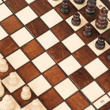 Partie d’échecs en bois marron clair et foncé format compact