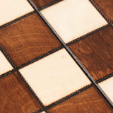 Détail des cases marron et naturel du plateau d’échecs en bois