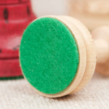Détail des pièces clair d’échecs sculptées en bois avec feutrine