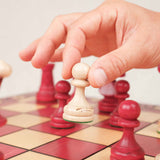Joueur en train de jouer une partie de jeu d'échecs rouge Xl en bois - Jeux Faugère