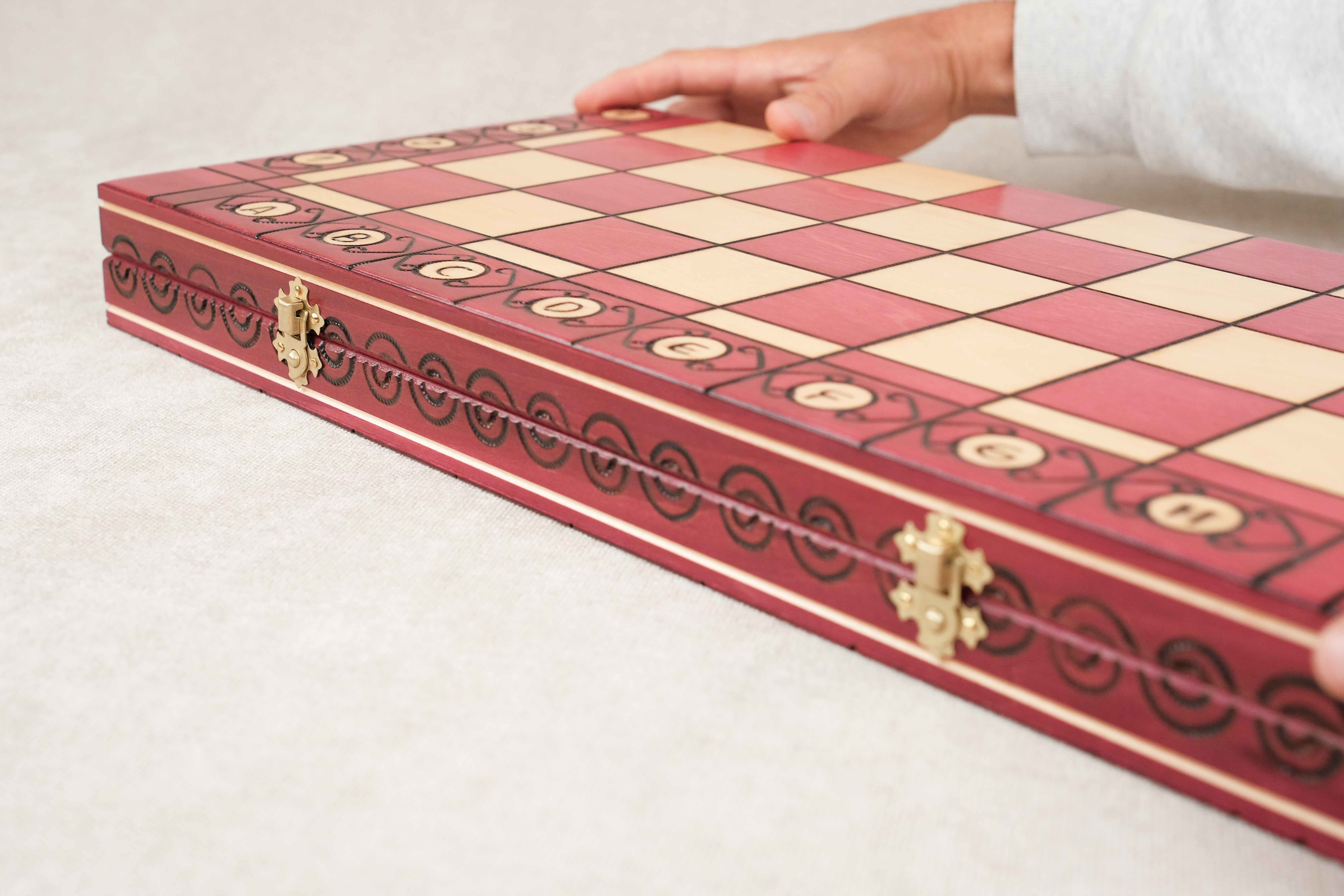 Plateau fermé d’échecs en bois rouge 31 × 31 cm avec détails sur fermeture