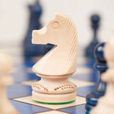 Détail des pièces d'échecs en bois sculptées du jeu bleu grand format Jeux Faugère