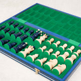 Zoom sur la gravure et la teinte du plateau d'échecs bleu grand format Jeux Faugère