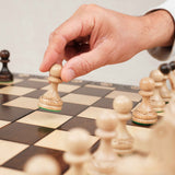 Détail du jeu d'échecs XL marron foncé en bois Jeux Faugère