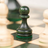 Détail des pièces du jeu d’échecs XL vert – pion en bois sur échiquier