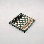 Jeu d’échecs en bois vert format M avec pièces installées