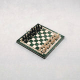 Jeu d’échecs en bois vert format M avec pièces installées