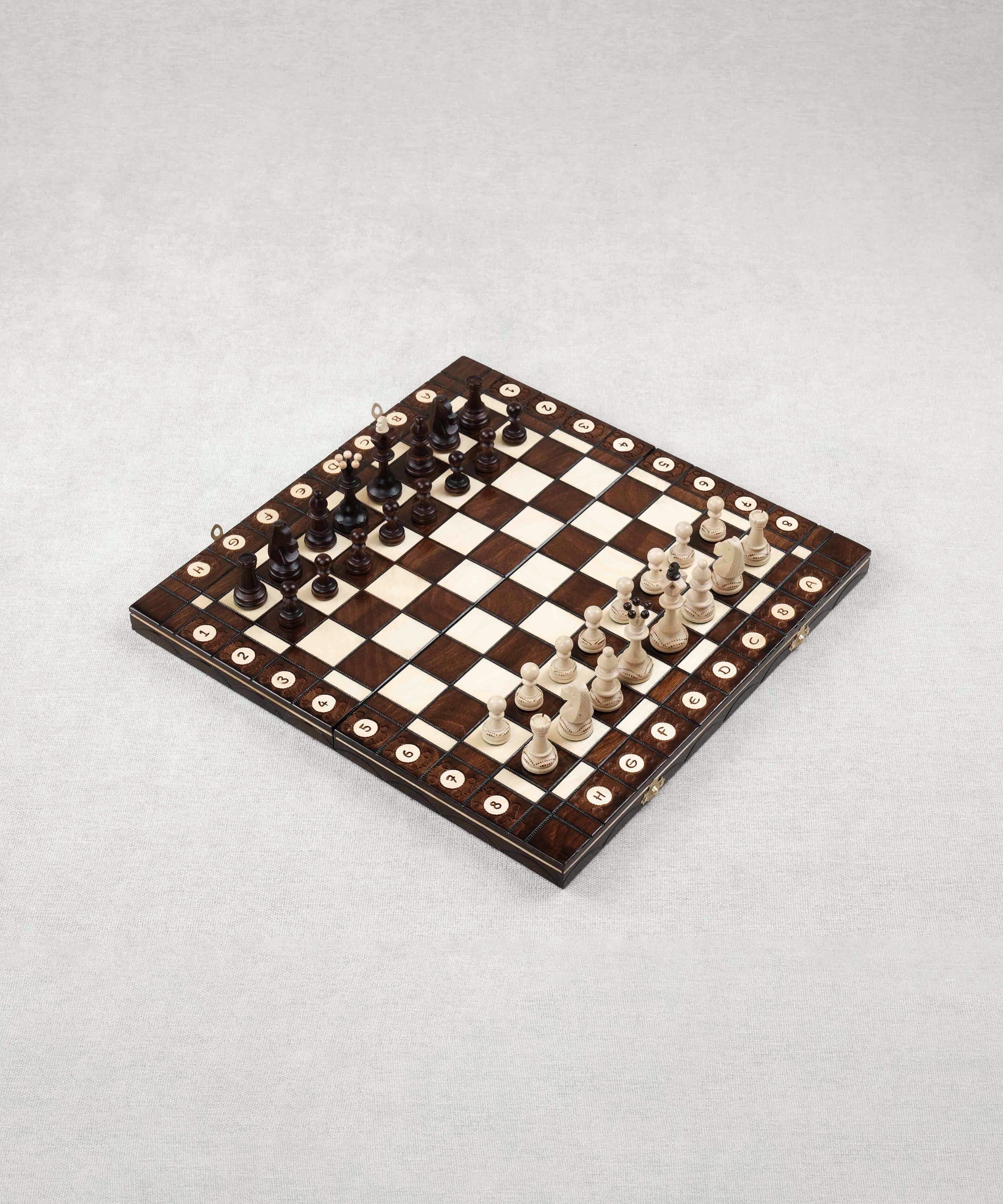 Coffret d’échecs L en bois foncé ouvert avec pièces installées