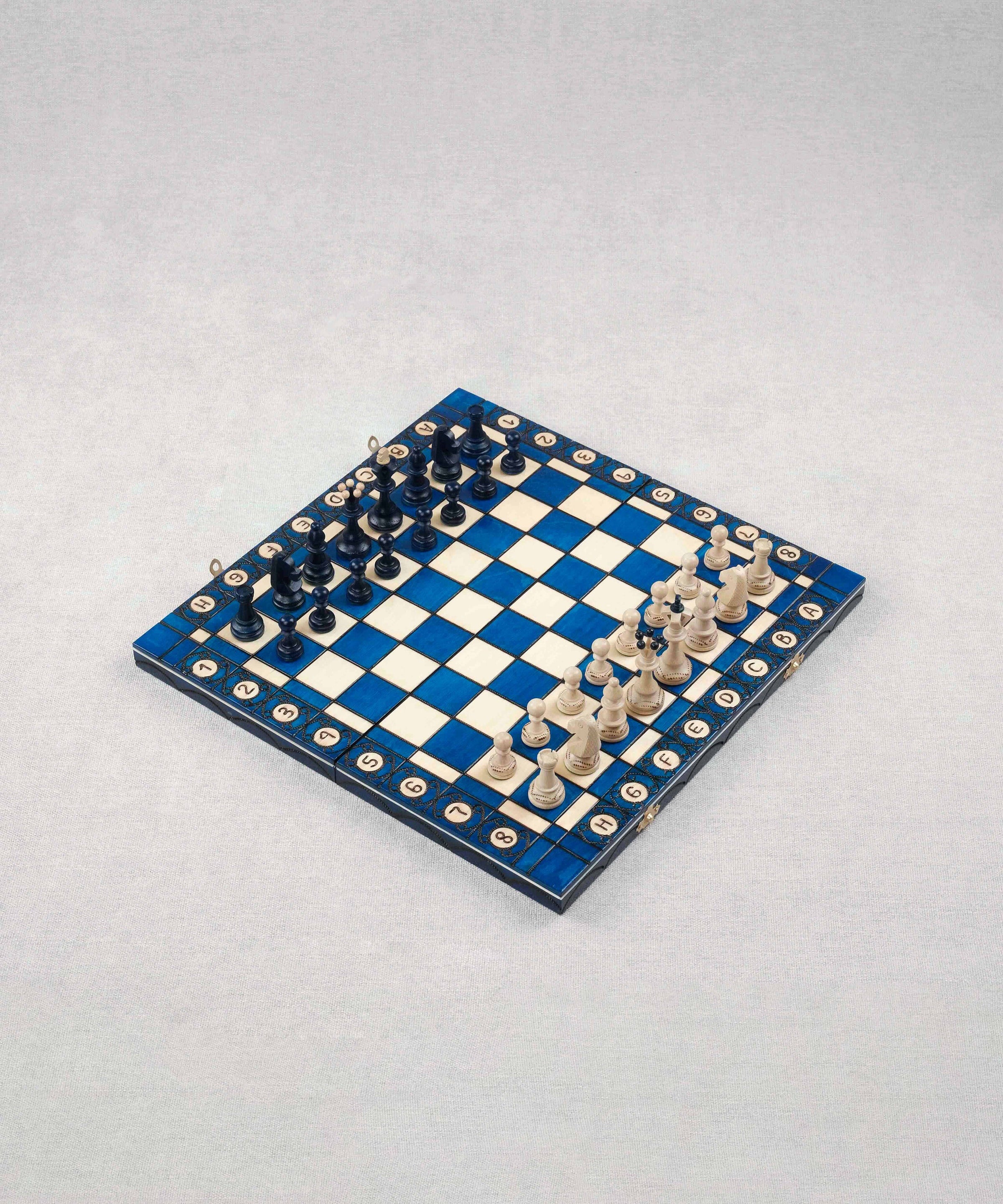 Jeu d'échecs en bois bleu grand format Jeux Faugère – coffret ouvert avec pièces en place