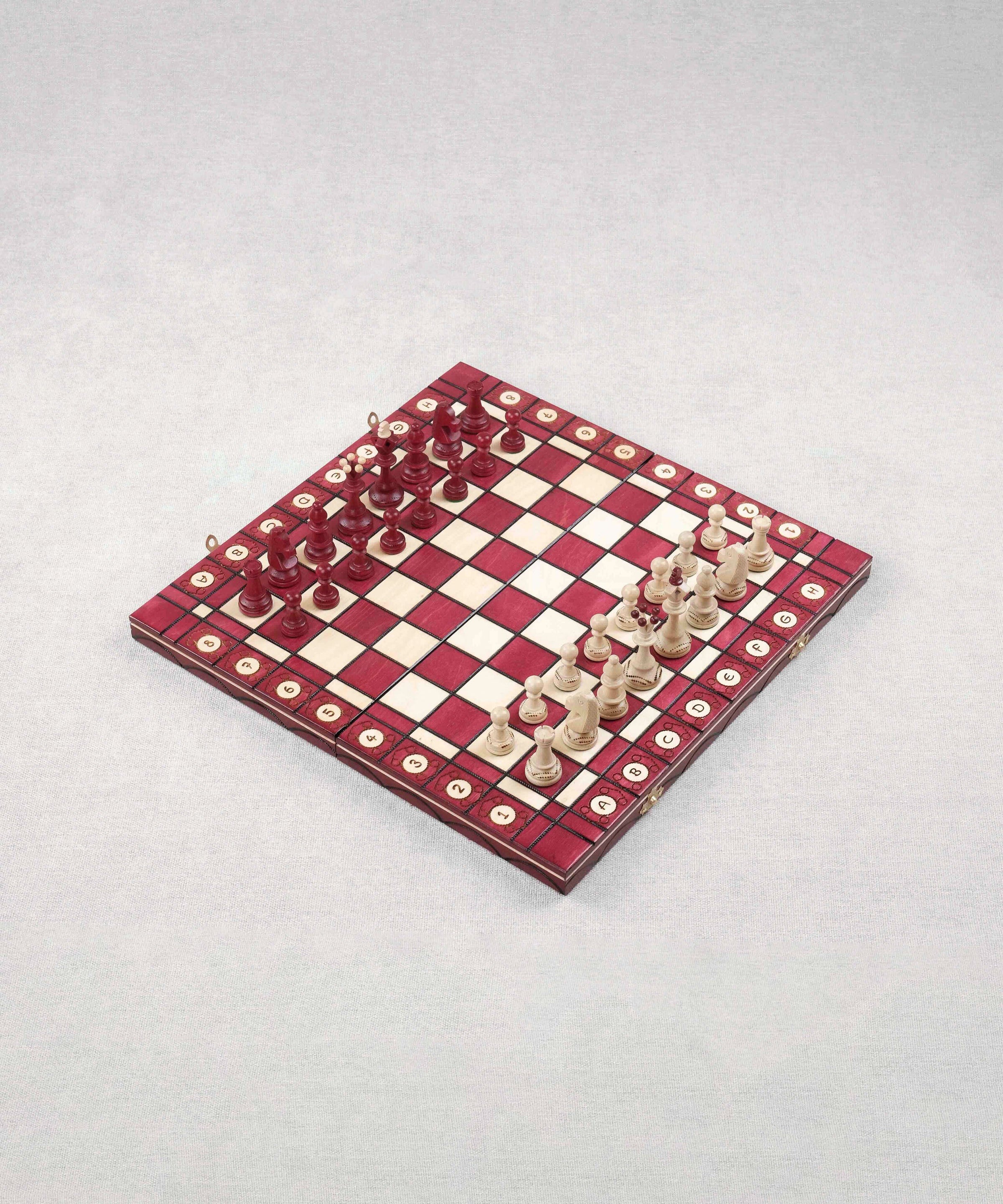 Jeu d’échecs en bois rouge grand format L avec plateau ouvert et pièces alignées