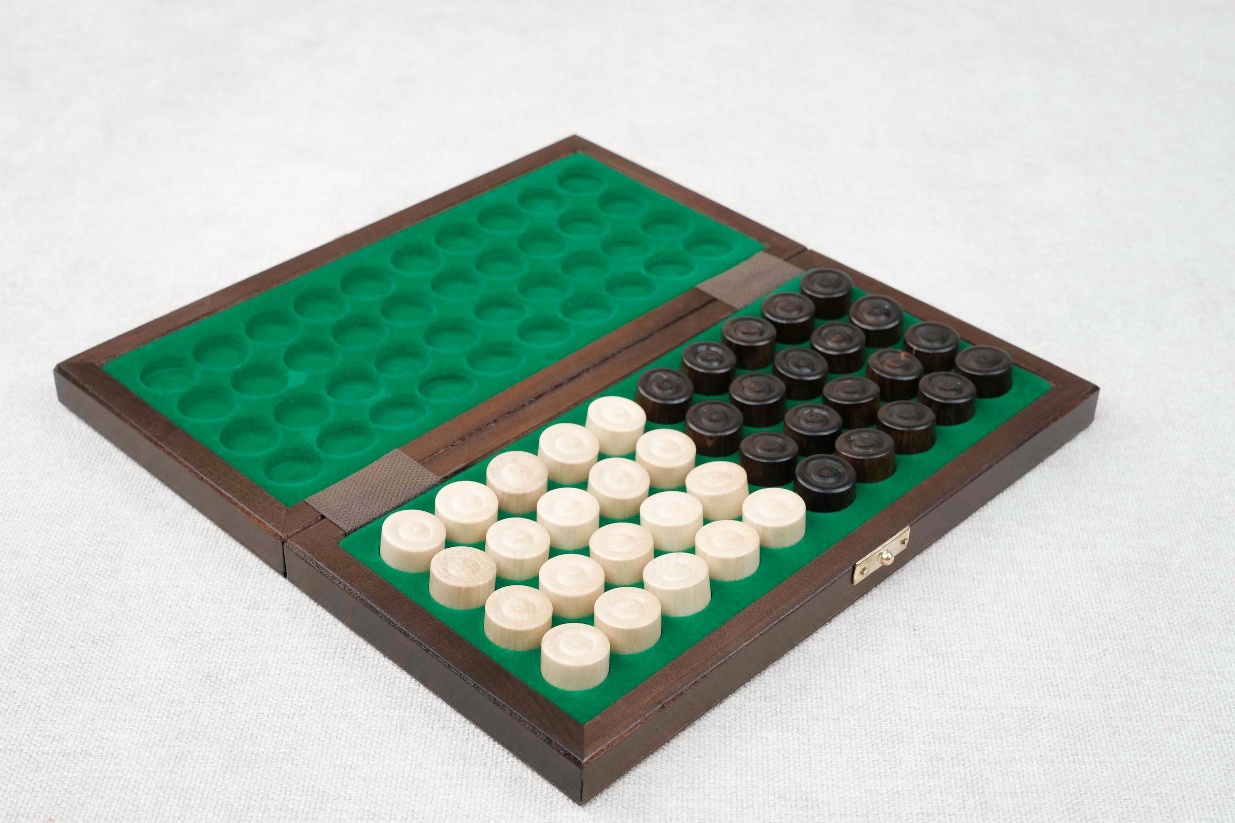 Coffret pliable de dames en bois marron avec pions rangés