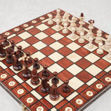 Jeu d’échecs marron clair grand format L en bois avec pièces alignées sur échiquier