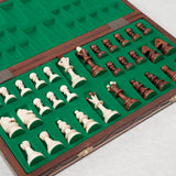 Intérieur feutré et compartimenté du Coffret d’échecs refermable en bois marron clair et naturel, format transportable