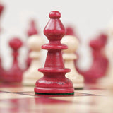 Pion d’échecs en bois rouge avec détails sculptés, format grand L