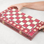 Jeu d’échecs rouge et bois clair, grand format L, plateau fermé en perspective