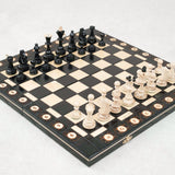 Jeu d’échecs noir grand format L en bois avec pièces alignées sur échiquier