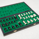 Intérieur feutrine compartimenté du coffret d’échecs refermable en bois noir et naturel, format transportable