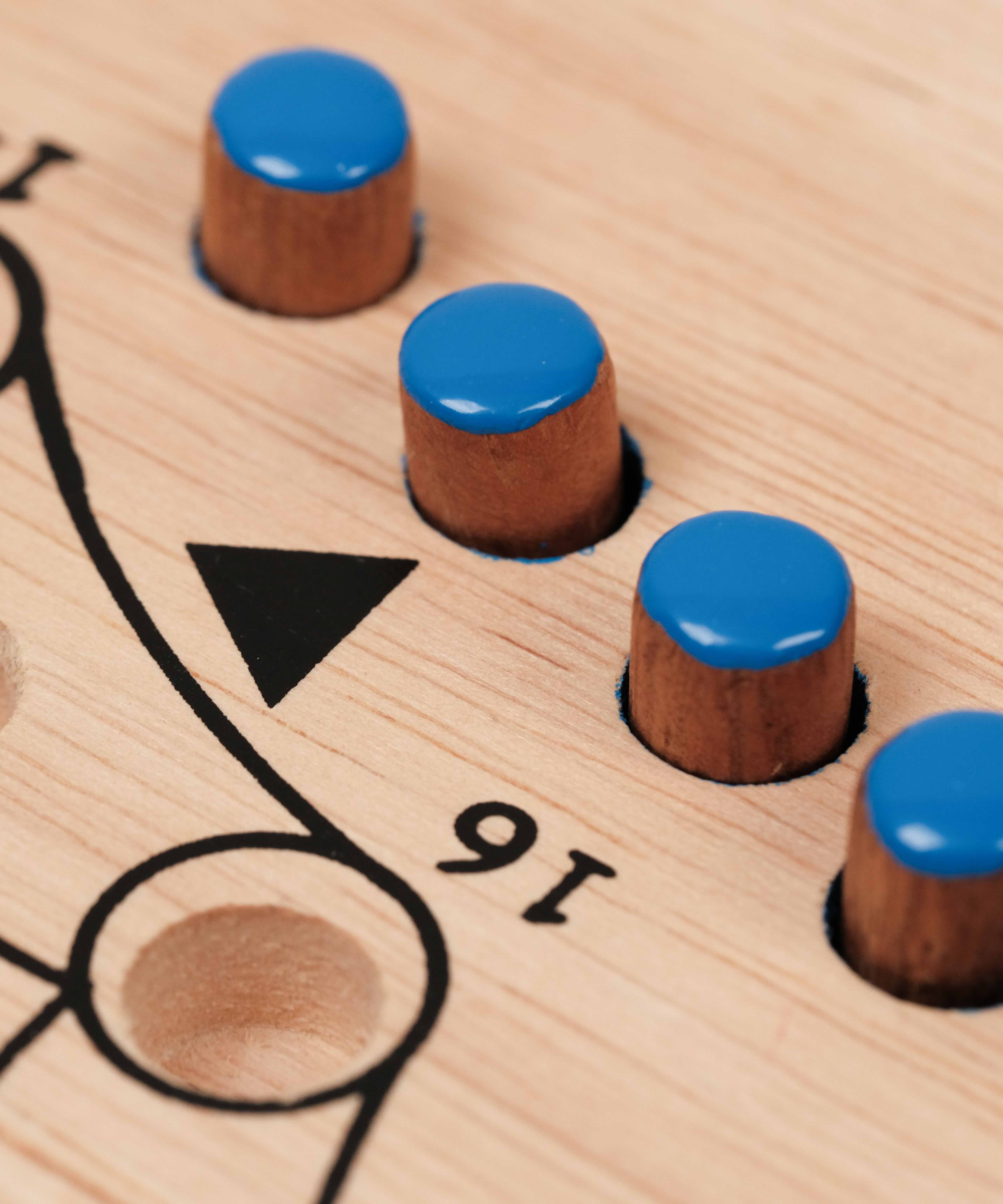 Détail des cases gravées avec pions bleu inserés sur le plateau Tock XL clair