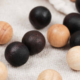 Billes en bois claires et foncées du jeu Fanorona