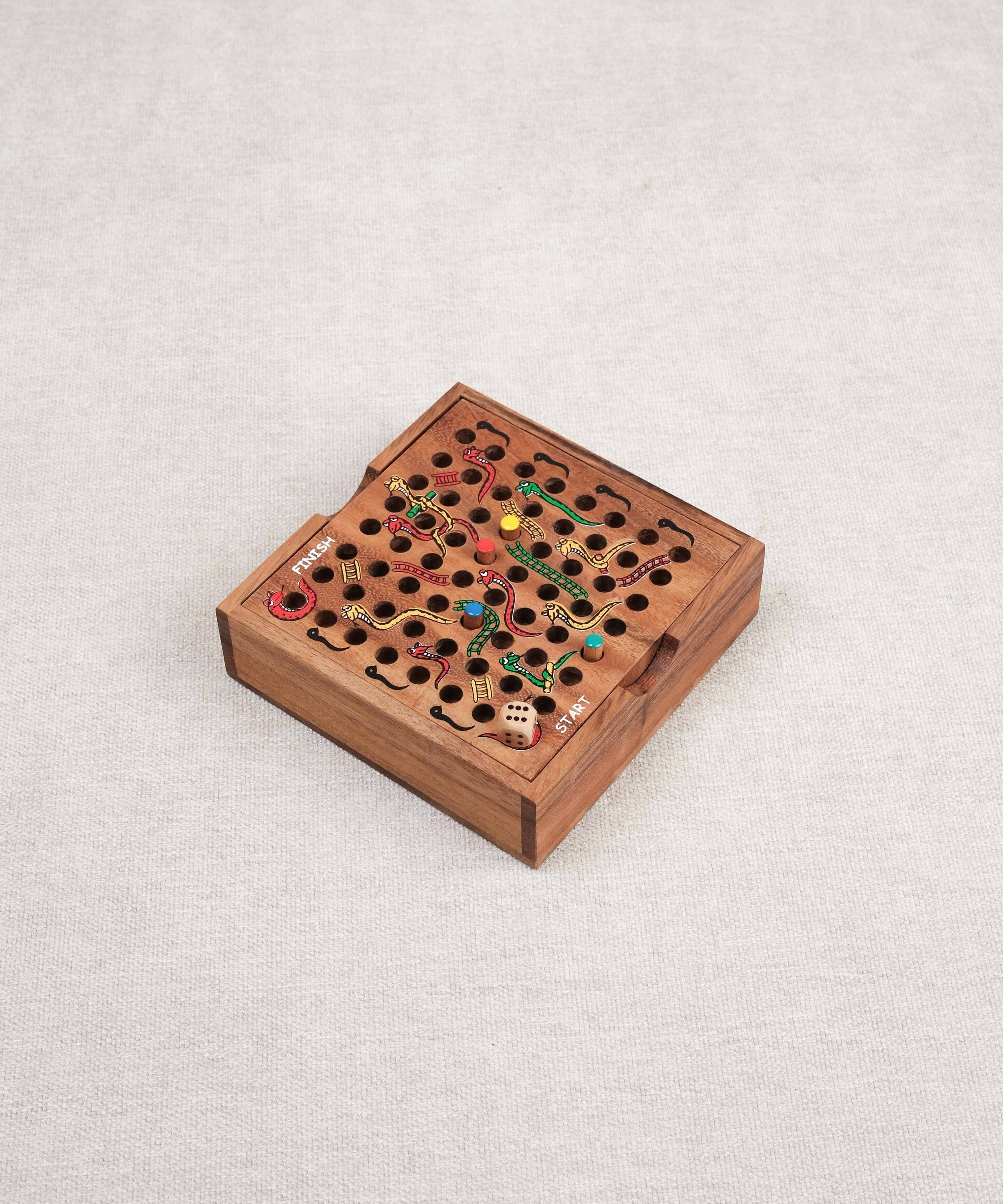 Coffret compact en bois Serpents et Échelles fermé