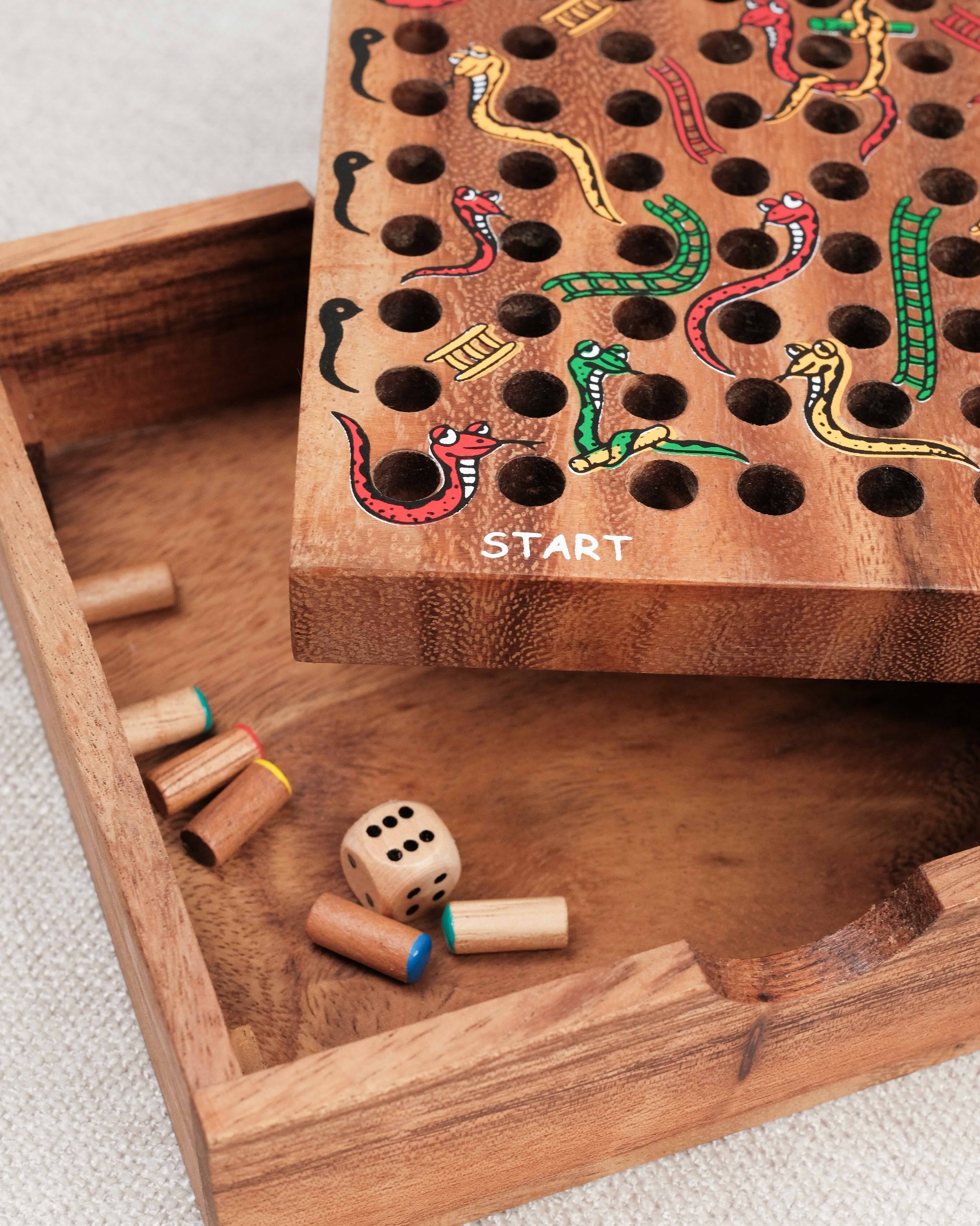Gros plan sur le dé en bois Hévéa dans coffret