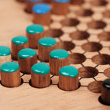 Gros plan sur les pions colorés sérigraphiés en bois