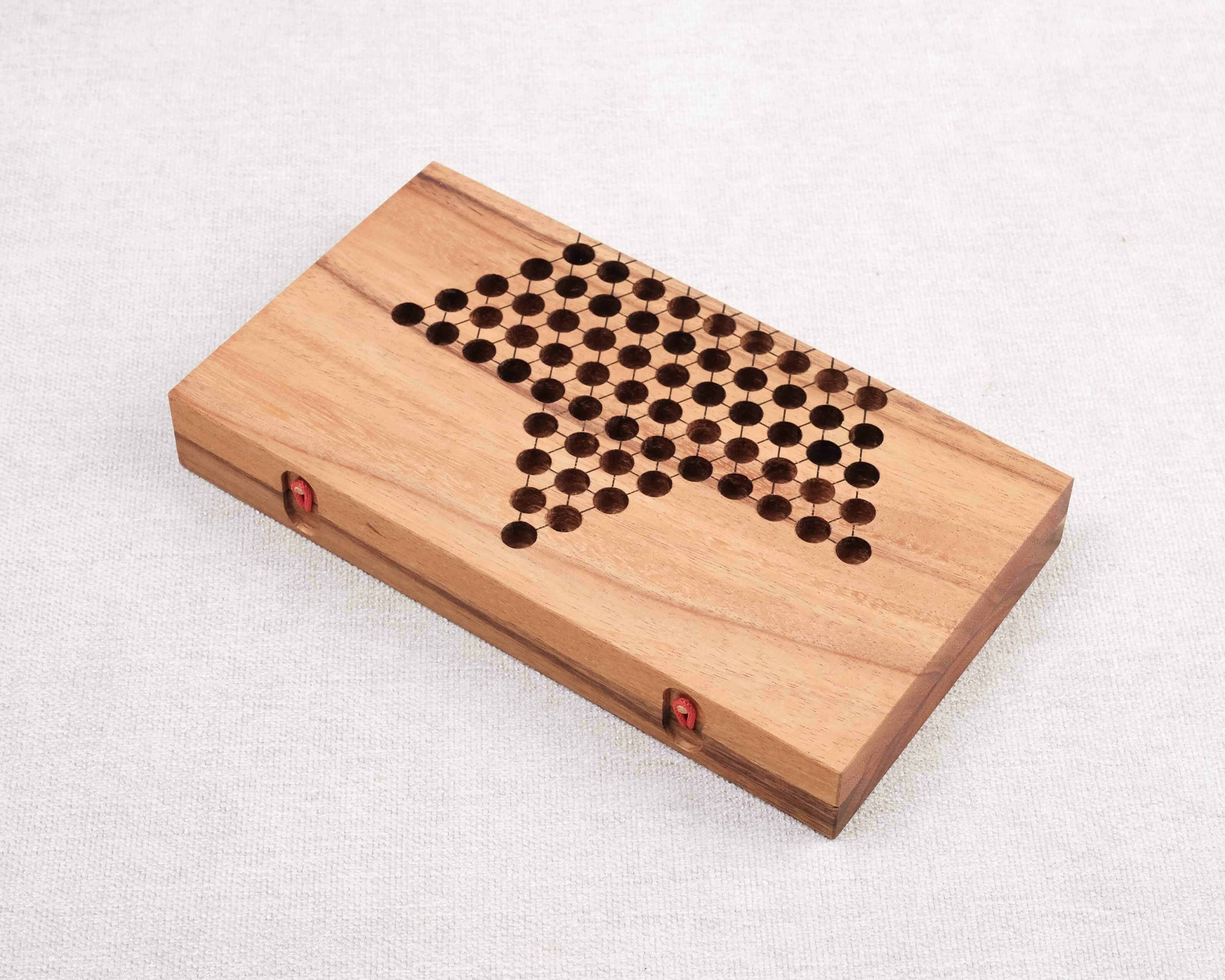 Coffret en bois fermé contenant les pions de Dames Chinoises L