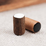 Gros plan sur un pion noir et blanc en bois sérigraphié