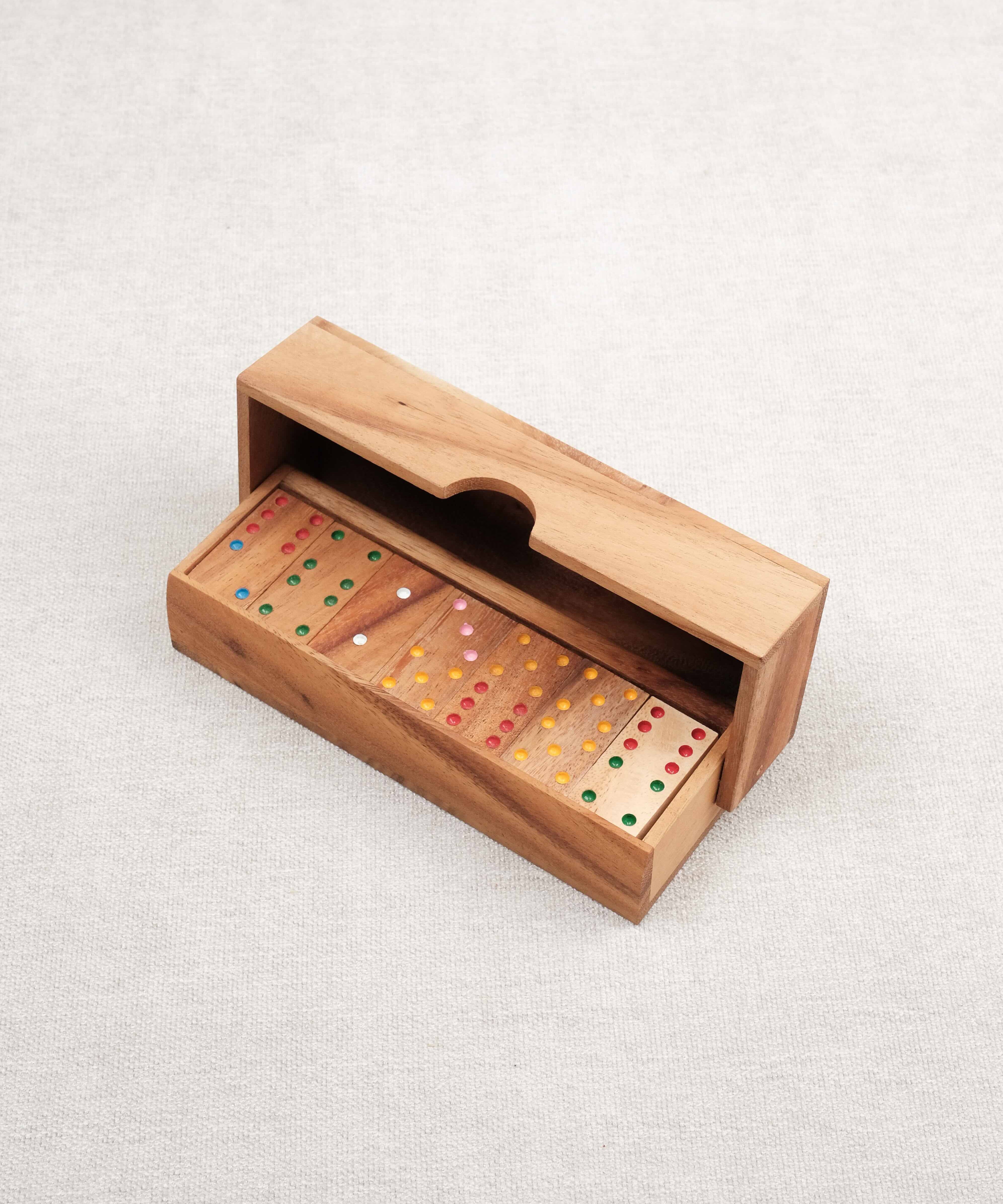 Coffret de dominos en bois d’acacia avec pièces colorées