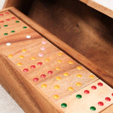 Coffret ouvert avec dominos en bois multicolores