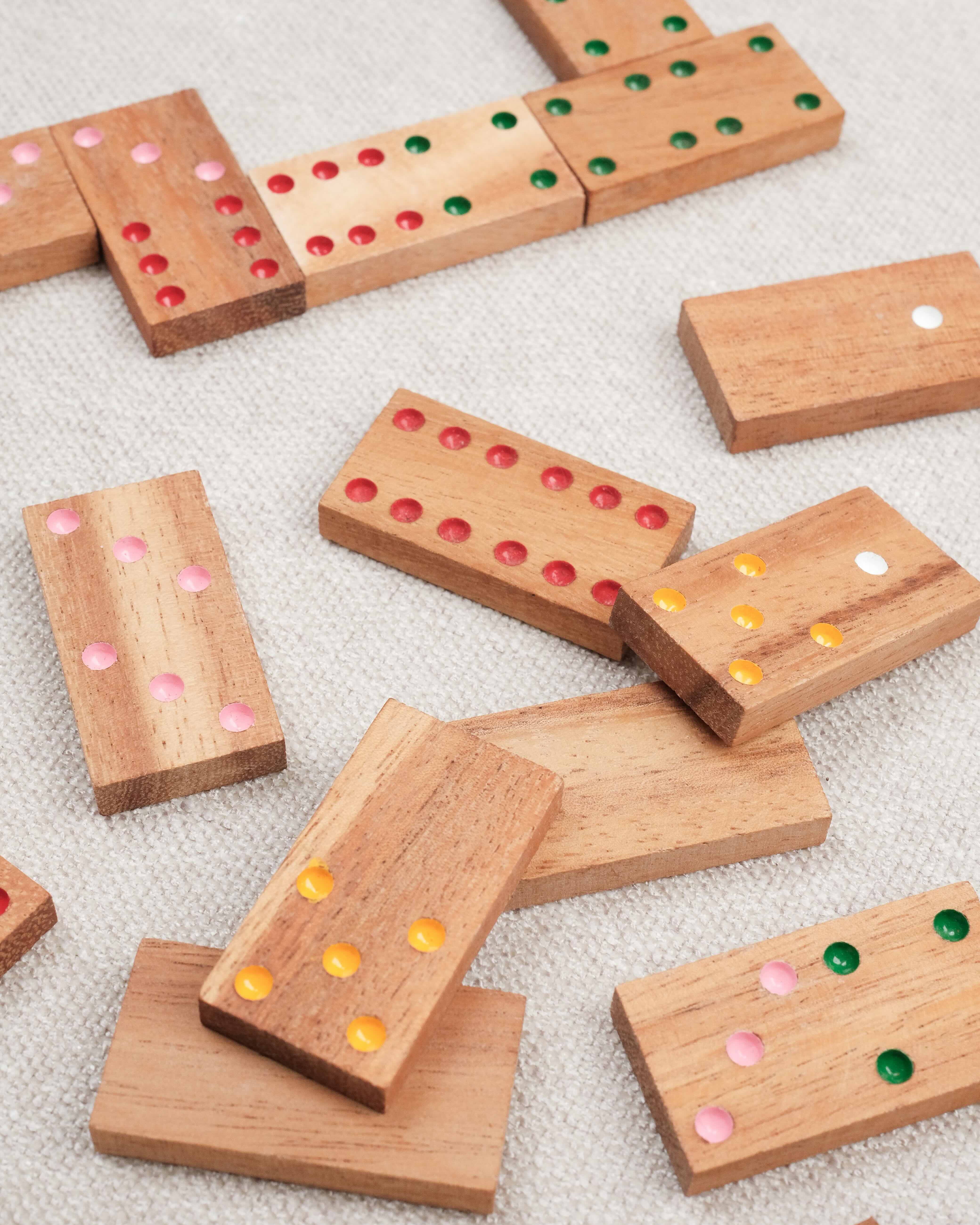Dominos en bois dispersés sur une table