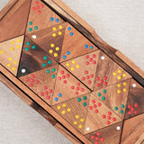 Vue du dessus coffret Triomino en bois avec pièces triangulaires sérigraphiées et colorées