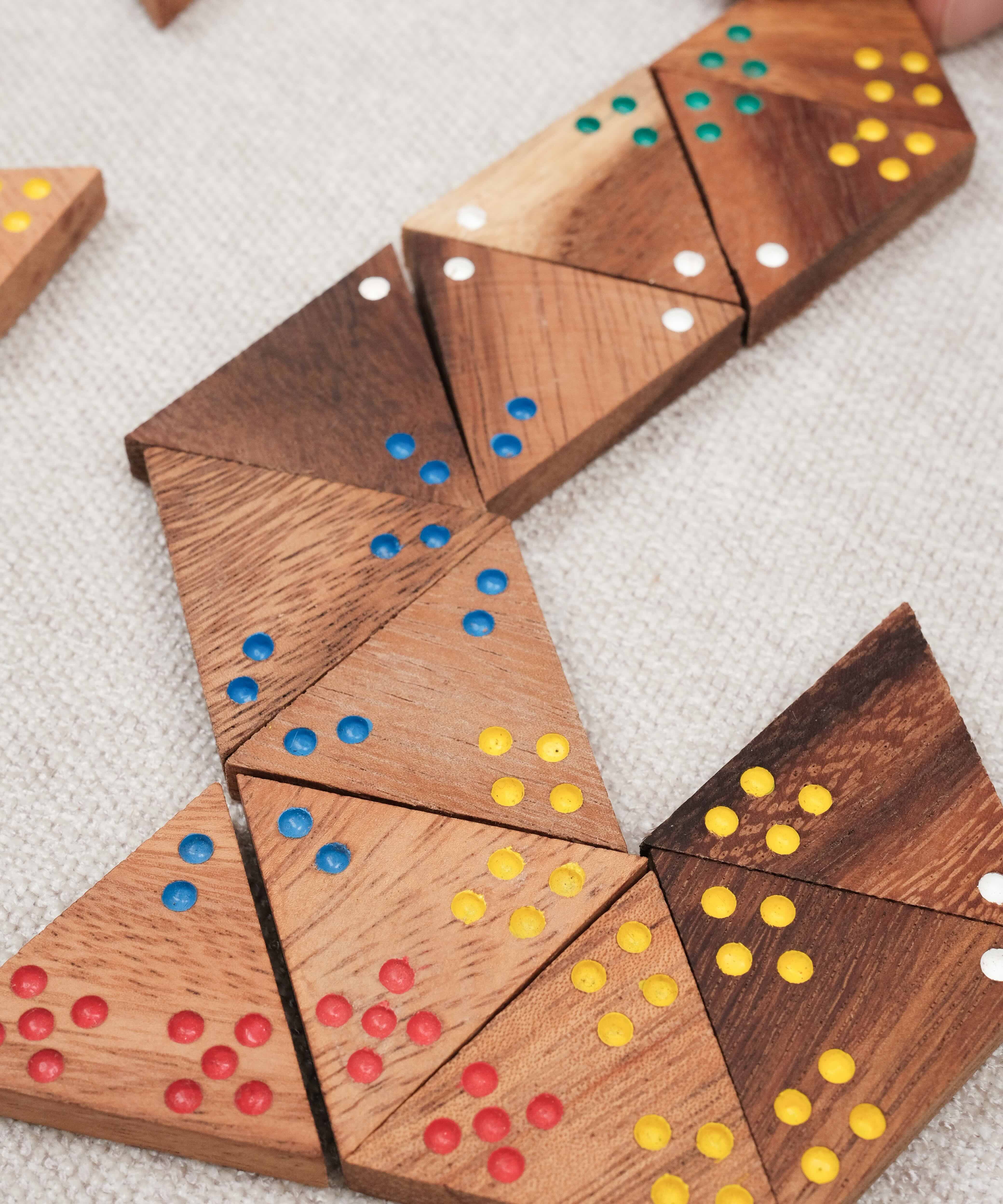 Pièces de Triomino alignées en partie sur une table