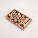 Coffret Hexadomino en bois avec pièces hexagonales sérigraphiées et colorées
